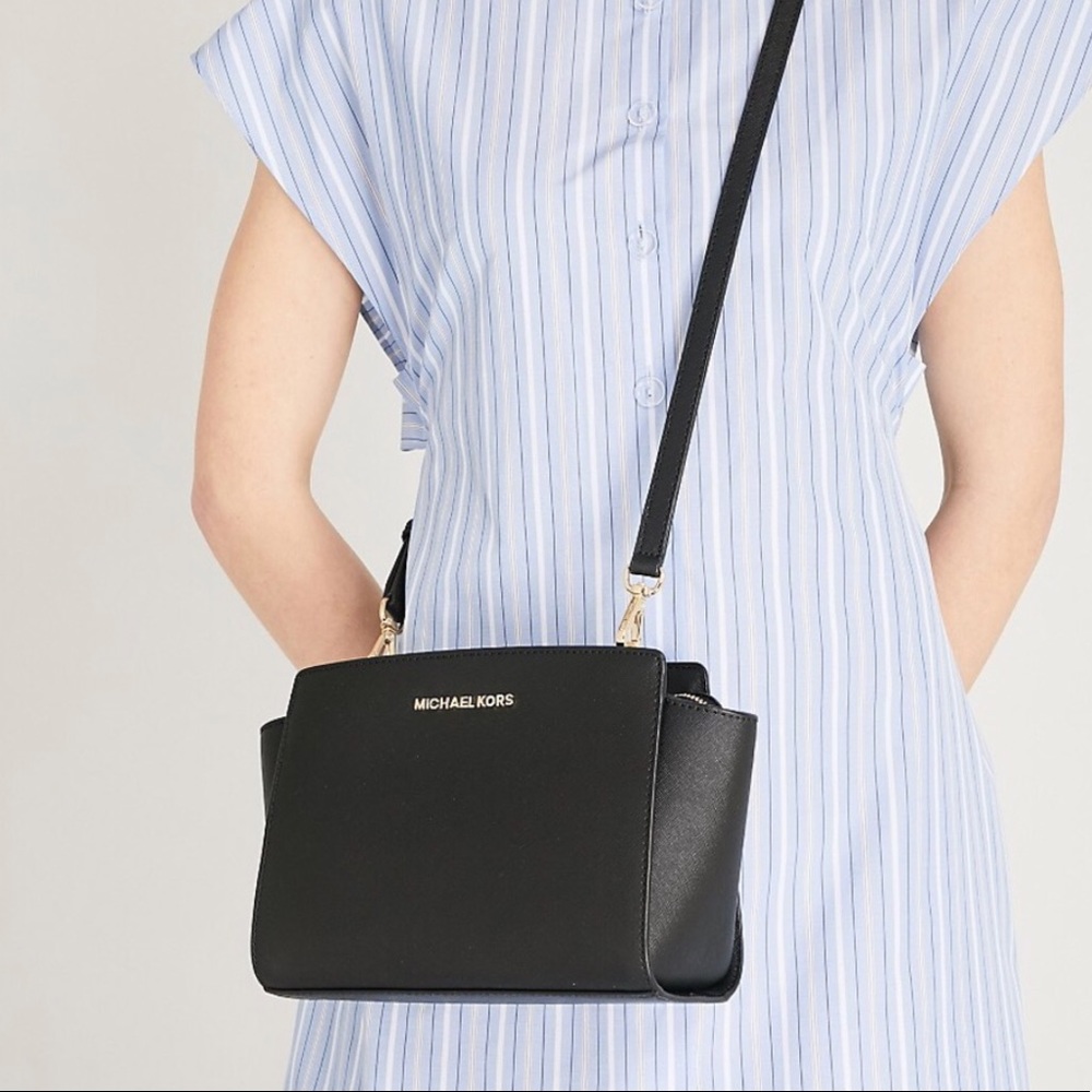 Black micheal Kors purse - Picture 3 of 4